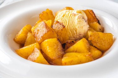 Kavrulmuş karamelize edilmiş ananas ve dondurma dilimleri.