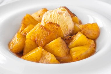 Kavrulmuş karamelize edilmiş ananas ve dondurma dilimleri.