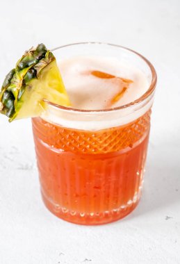 Bir bardak ananas dilimli Orman Kuşu kokteyli.