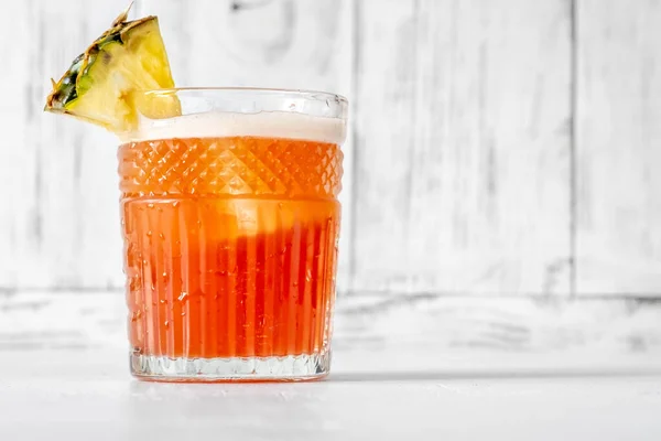 Glas Van Jungle Vogel Cocktail Gegarneerd Met Ananas Wig — Stockfoto