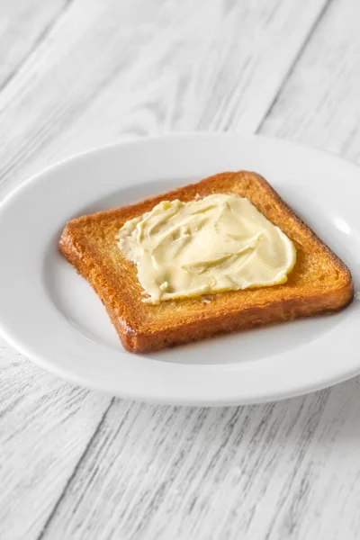 ホワイトプレート上の甘いバタートースト — ストック写真