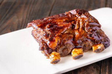 Beyaz tabakta domuz pirzolası.