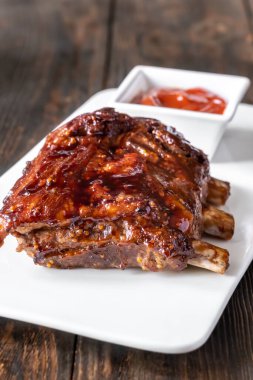 Beyaz tabakta domuz pirzolası.