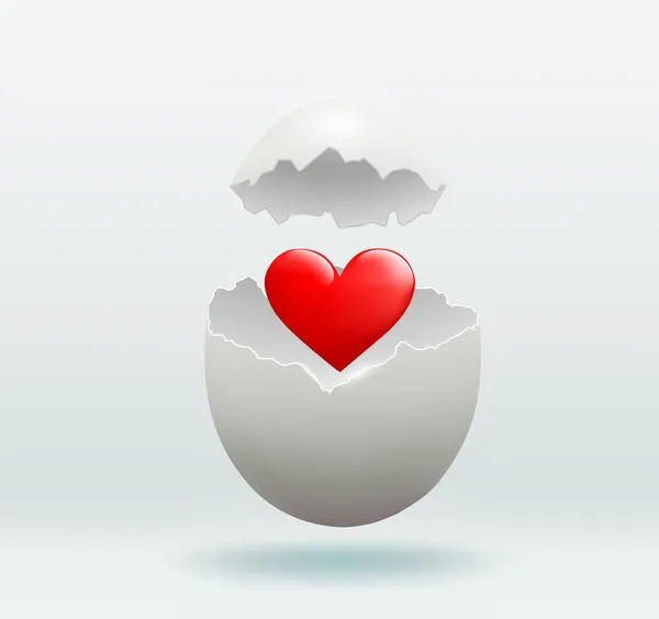 Corazón rojo en el huevo roto —  Fotos de Stock