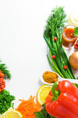 arka plan beyaz bir yüzeye taze sebze