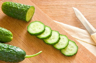 dilimlenmiş?? Salatalık ahşap oyun tahtası