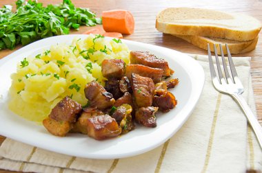 patates püresi ve beyaz bir tabak ızgara et