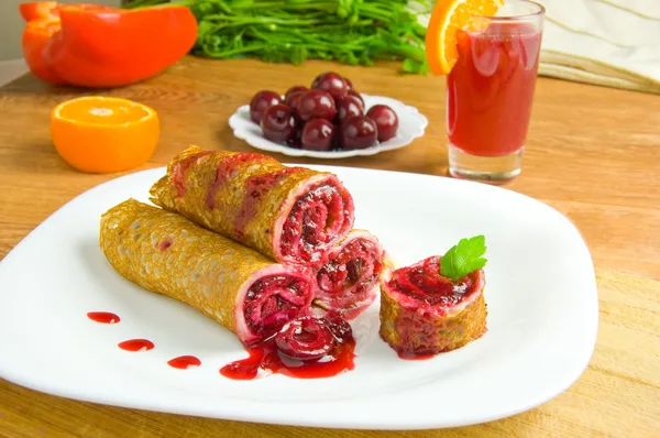 Tortitas con cereza en un plato blanco — Foto de Stock