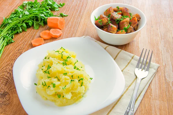 Carne alla griglia e purè di patate su un piatto — Foto Stock