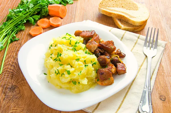 Purè di patate e carne alla griglia su un piatto bianco — Foto Stock