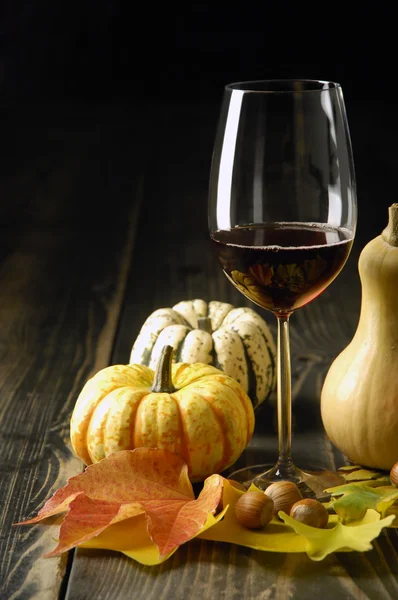Dynie, wina i autumn odchodzi — Zdjęcie stockowe