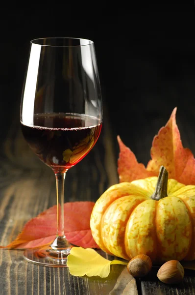 Calabazas, vino tinto y hojas de otoño —  Fotos de Stock