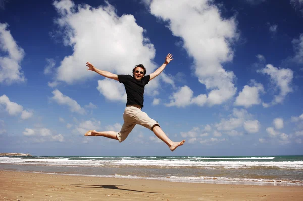 Adam plaj serisi başında atlama — Stok fotoğraf
