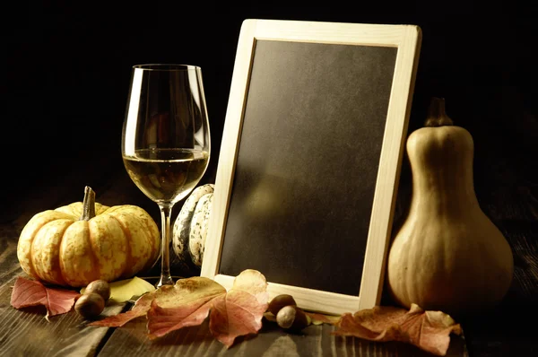 Abóboras, vinho branco e folhas de outono — Fotografia de Stock