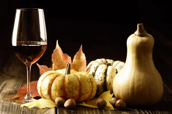 Herfst bladeren, pompoenen en rode wijn Stockfoto