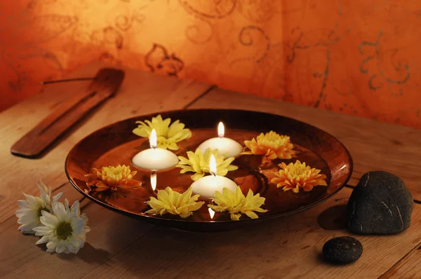 Taça de aroma com velas, flores, pedras e Joss Stick — Fotografia de Stock