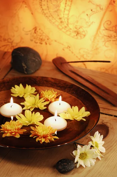 Duftschale mit Kerzen, Blumen, Steinen und Joss-Stick — Stockfoto