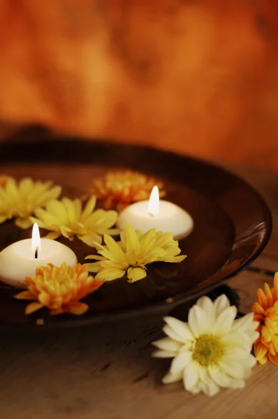 Aroma Bowl With Candles And Flowers — Stock Photo, Image