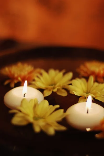 Duftschale mit Kerzen und Blumen — Stockfoto