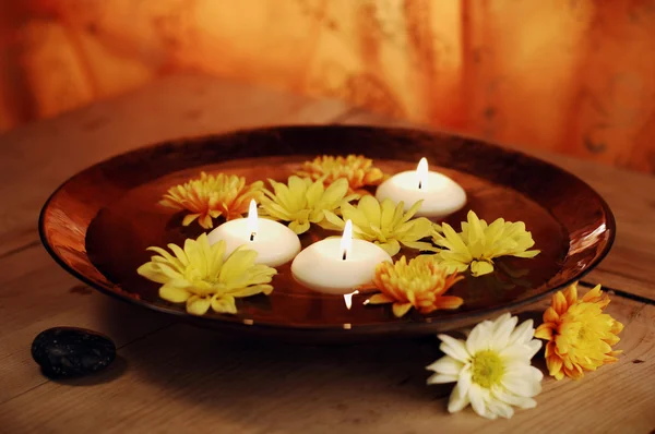 Aroma ciotola con candele e fiori — Foto Stock