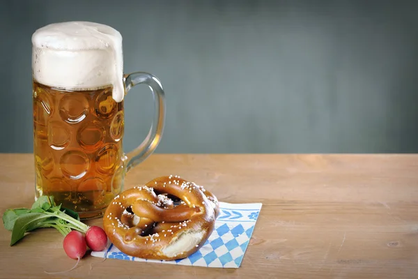 Cerveza Masskrug, Pretzel y rábano rojo — Foto de Stock