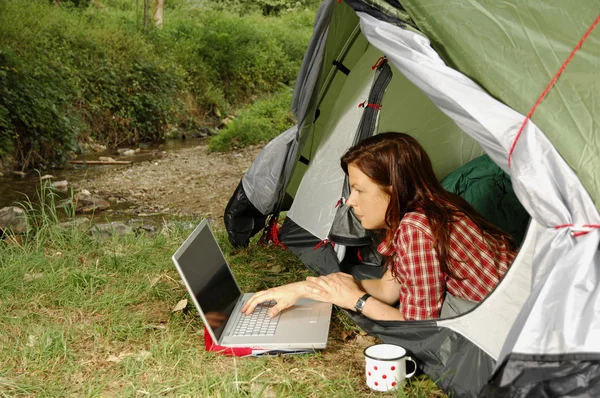 Mulher com Laptop - série camping — Fotografia de Stock