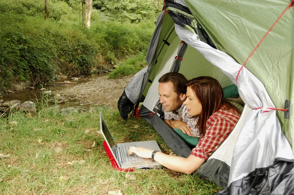 Camping en surfen Rechtenvrije Stockfoto's