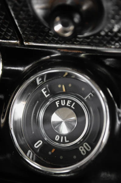 Топливный манометр старинного автомобиля — стоковое фото