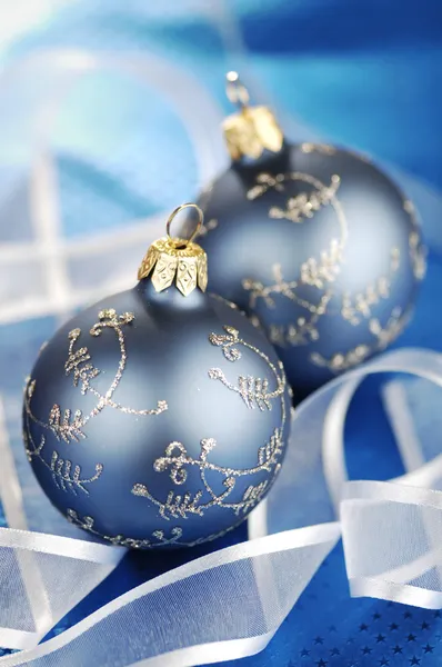 Blaue Christbaumkugeln und Bänder — Stockfoto