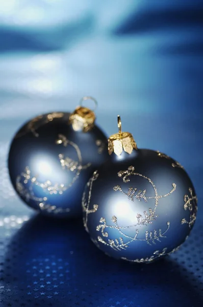 Mavi zemin üzerine mavi Noel baubles — Stok fotoğraf