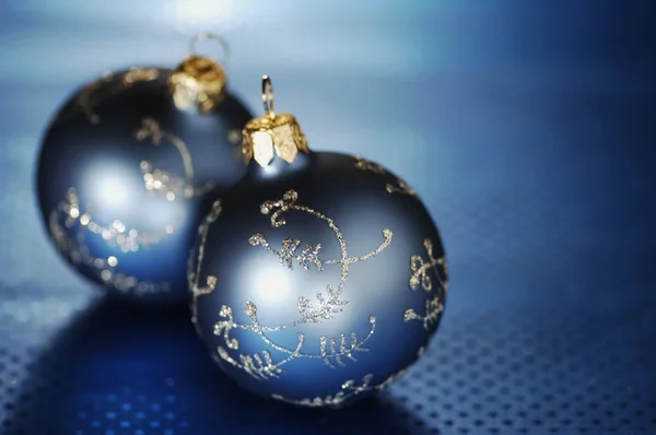 Azul Natal bugigangas no fundo azul — Fotografia de Stock