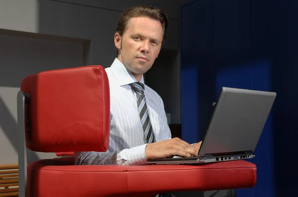 Business Man Working With Laptop In A Meeting Room — Stock Photo, Image