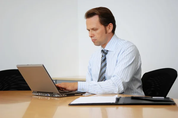 Homem de negócios trabalhando no laptop — Fotografia de Stock