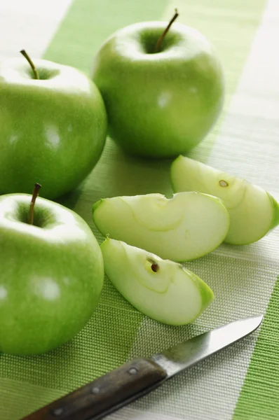 Manzanas y cuchillo — Foto de Stock