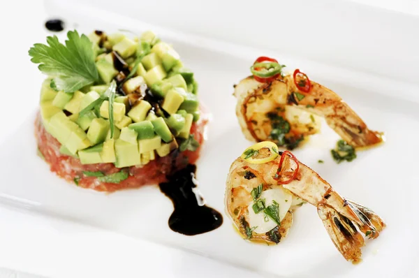 Kızarmış karides yemeği domates ve Avokado salatası ile — Stok fotoğraf