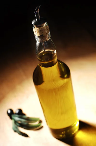 桌上的橄榄油瓶 — 图库照片