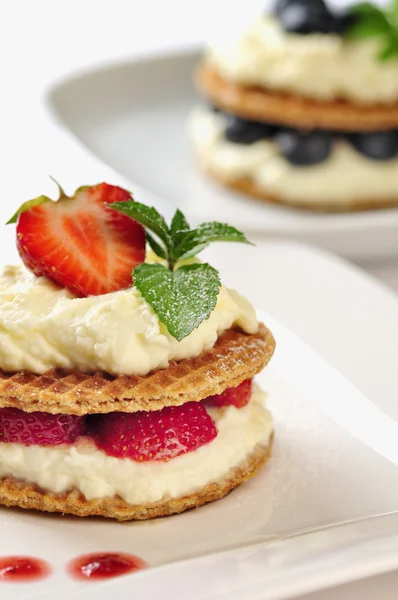 Süßes Dessert - Waffeln mit Vanillecreme und Erdbeeren — Stockfoto