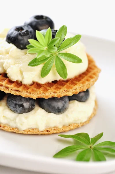 Zoet dessert - wafels met vanille-crème en aardbeien — Stockfoto