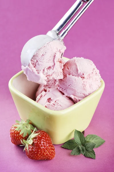 Strawberry Ice Cream With Mint — Stock Photo, Image