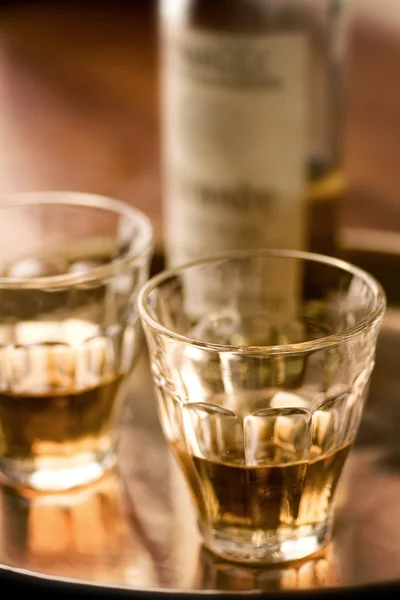 Twee glazen van brandy op een tablet-messing — Stockfoto