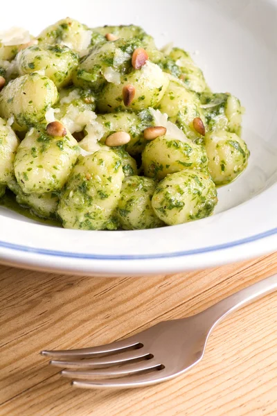 Gnocchi with Rucola Pesto and Roasted Pine Nuts — Stock Photo, Image