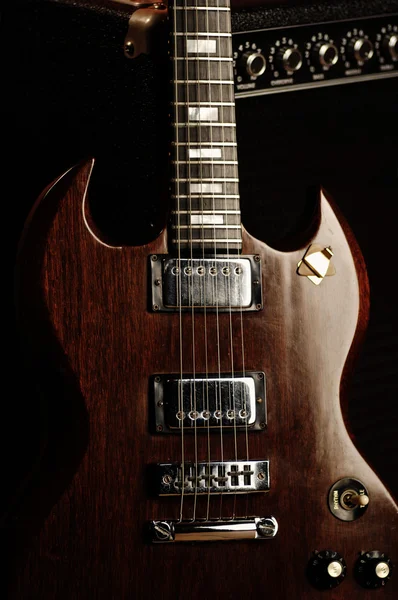 Guitarra elétrica fechar e amplificador — Fotografia de Stock