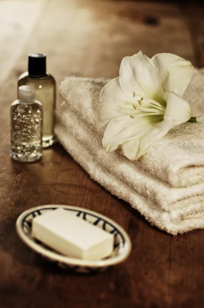 Skönhet arrangemang, handdukar med vit blomma — Stockfoto