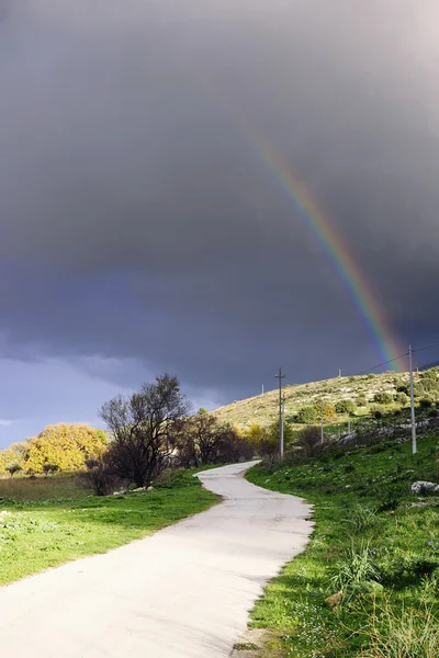 Sicilianska landskap med vacker regnbåge — Stockfoto
