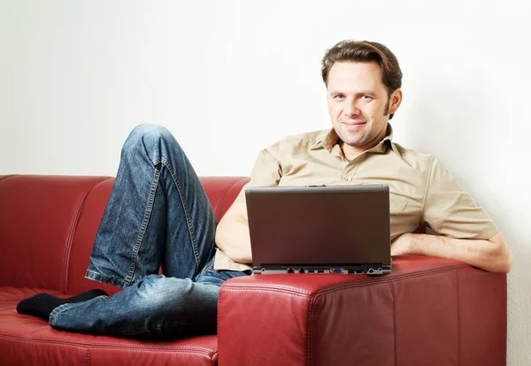Homem fazendo algum worh laptop em casa — Fotografia de Stock