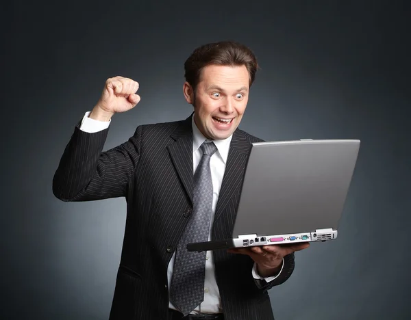 Ekstatischer und enthusiastischer Geschäftsmann mit Laptop - gute Nachrichten, c — Stockfoto