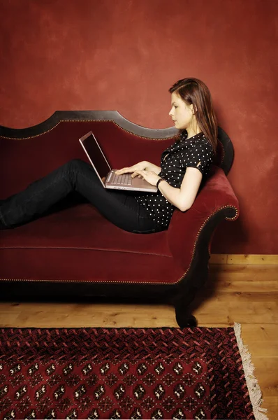 Mulher no sofá vermelho série — Fotografia de Stock