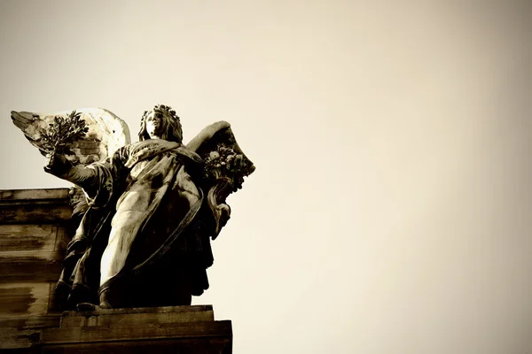 オリーブ小枝ニーダーヴァルトを保持している天使 — ストック写真