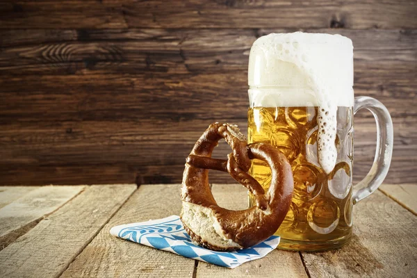 Birra e pretzel, Oktoberfest Immagini Stock Royalty Free