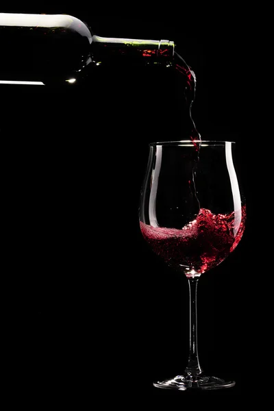 Vino rosso versato in un bicchiere — Foto Stock